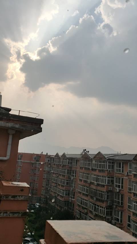 編輯在乘坐電梯時遇到小區(qū)物業(yè)的工作人員