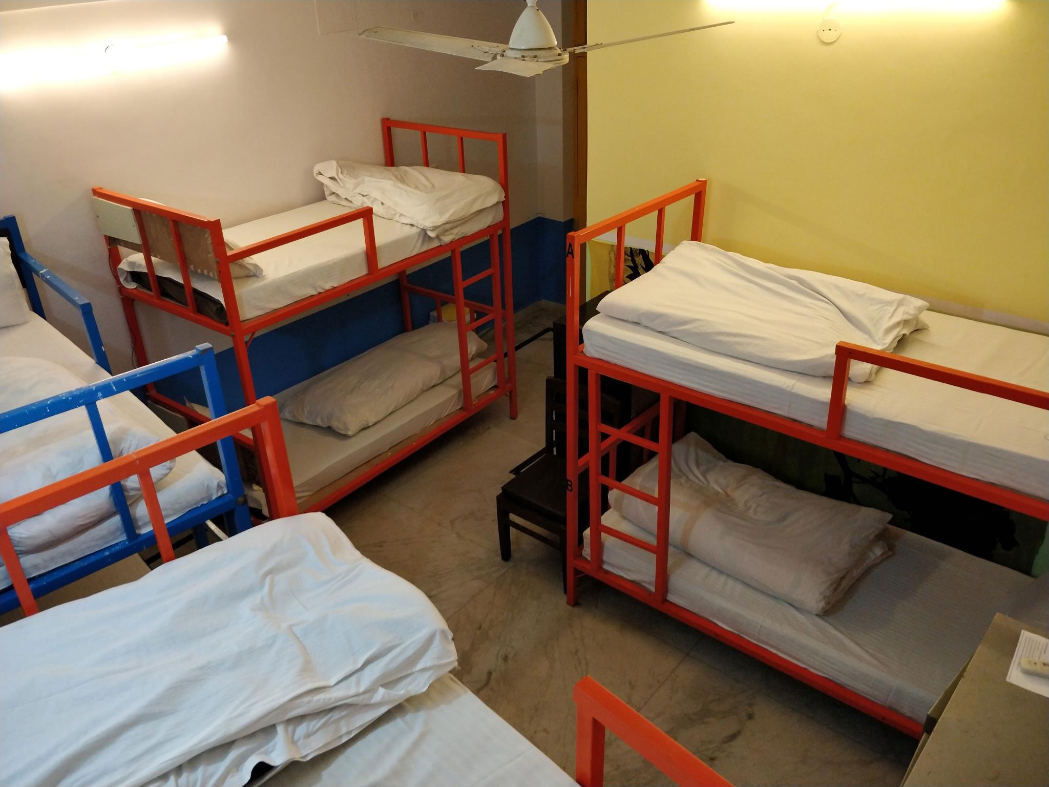 伴隨小區(qū)內最后幾間違建的拆除
