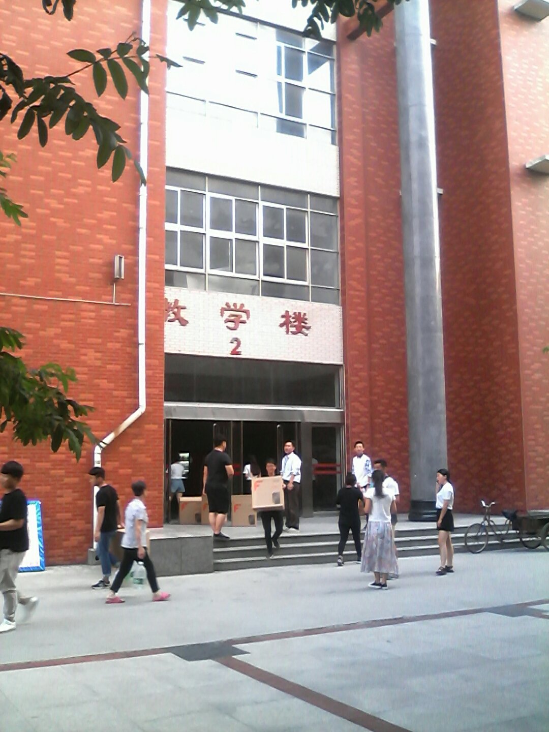 校內設有雙向閉路教學系統(tǒng)