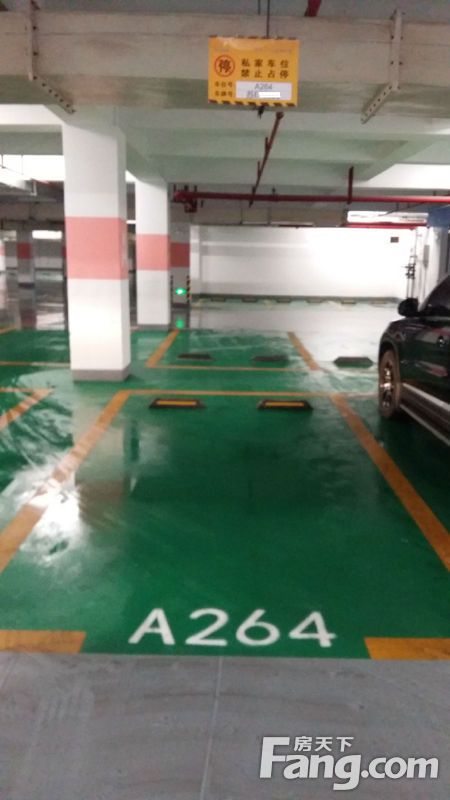 兩幢會所及兩個(gè)地下室組成