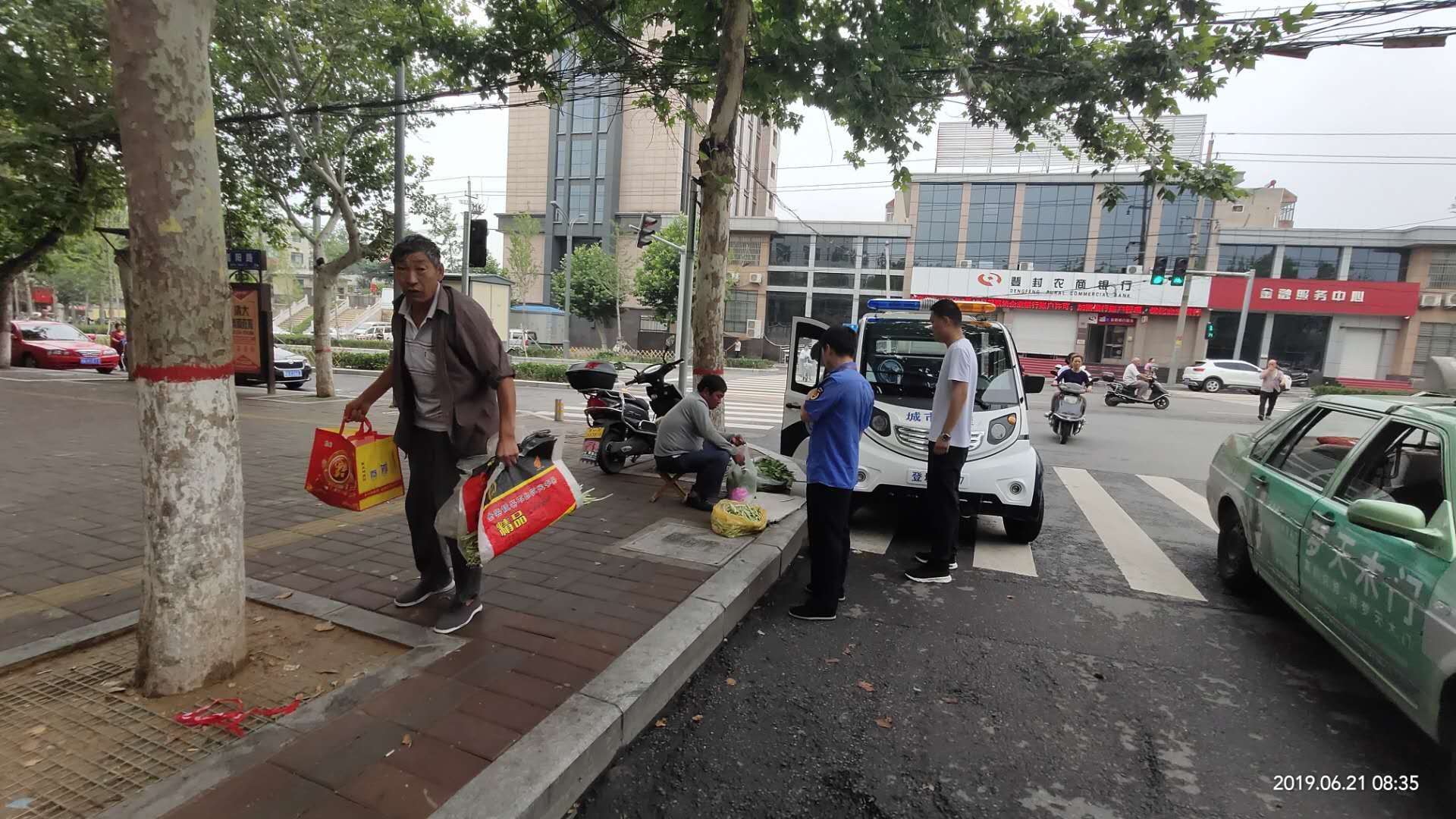 平時(shí)老陳一家靠收廢品和回遷房的房租生活
